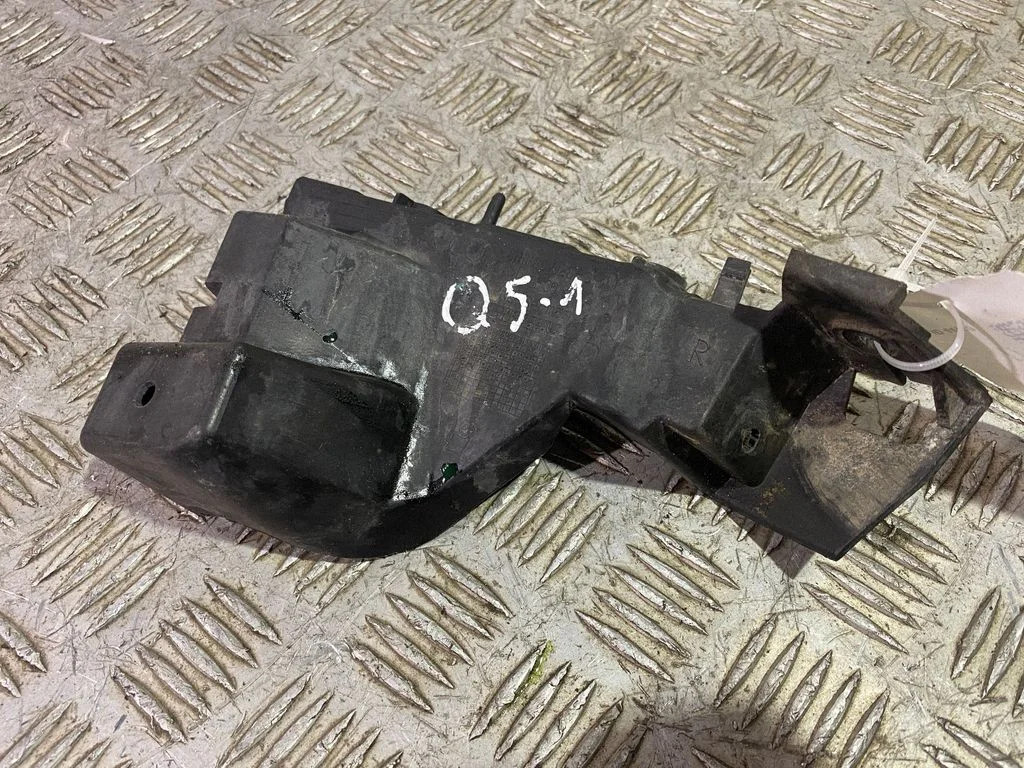 Front bumper mounting bracket 8R0807284C