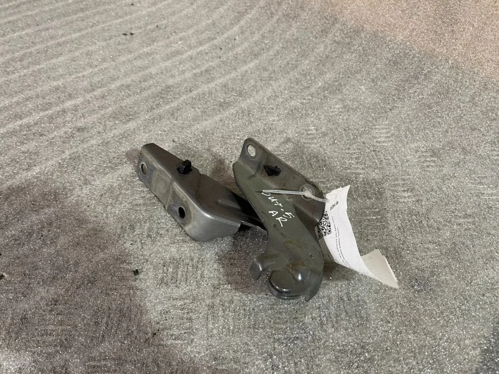 Engine bonnet/hood hinges – right