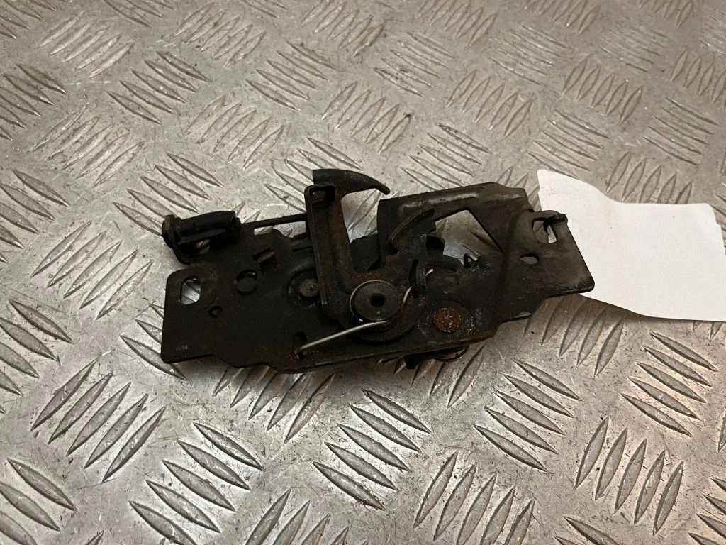 Engine bonnet/hood lock/catch