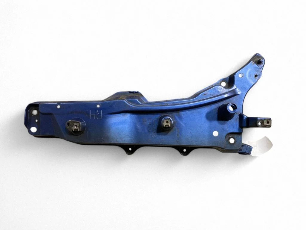 Fender mounting bracket 31391778