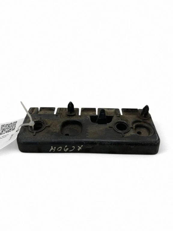 Fender mounting bracket 31378135