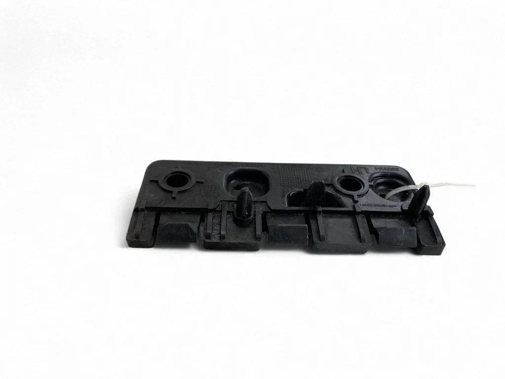 Fender mounting bracket 31378134
