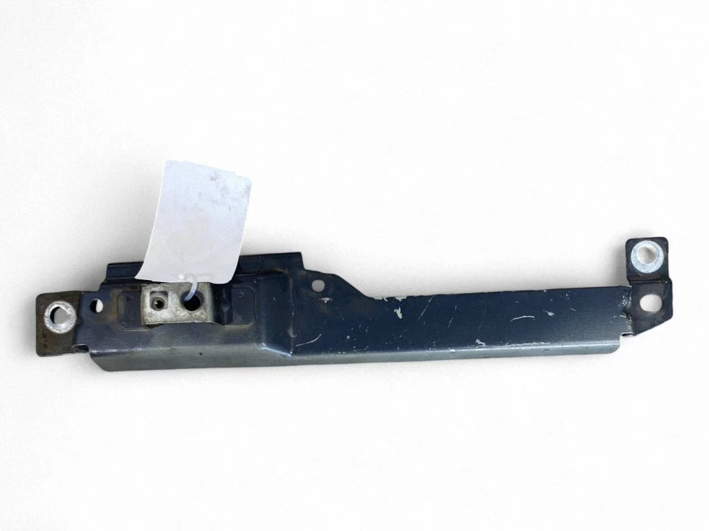 Fender mounting bracket 31424581