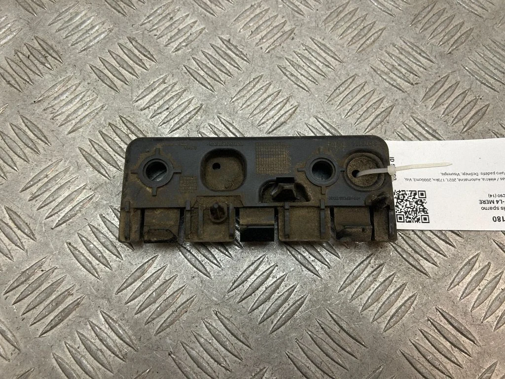 Fender mounting bracket 31378134