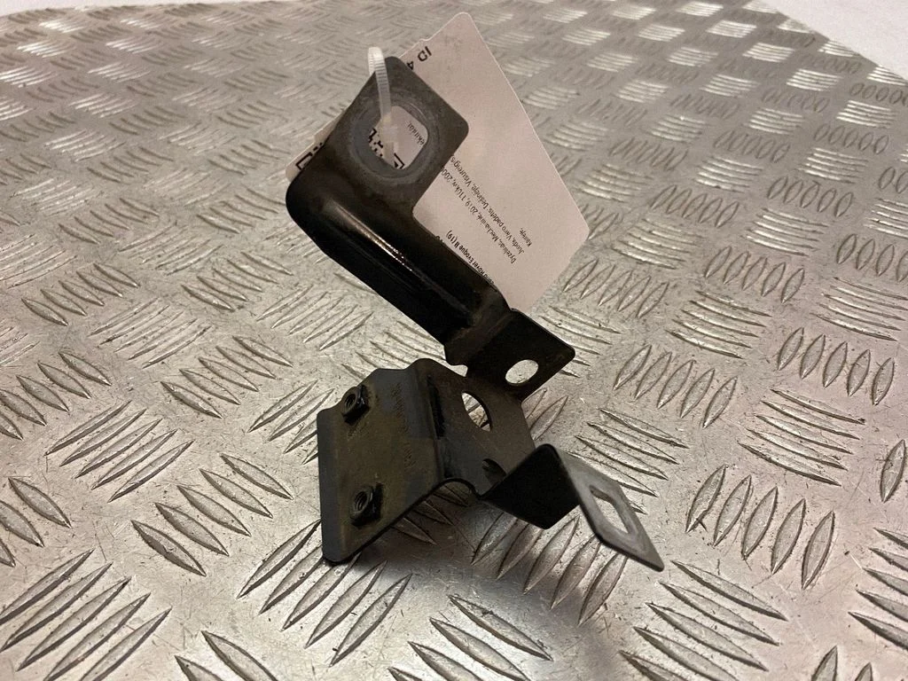 Poritiiva kinnitusklamber K8D216E033AA