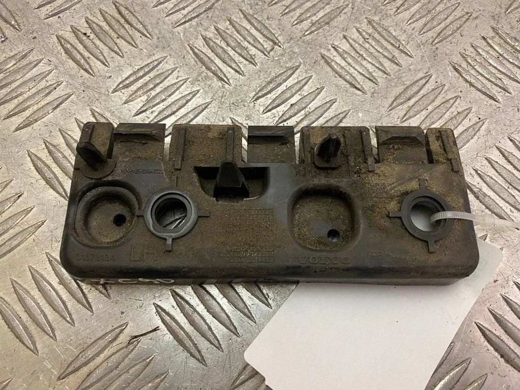 Fender mounting bracket 31378134