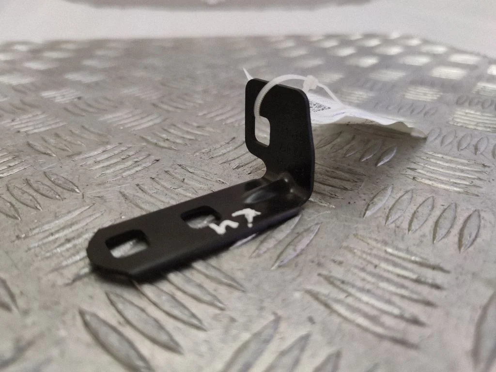 Fender mounting bracket AJFWA143AA
