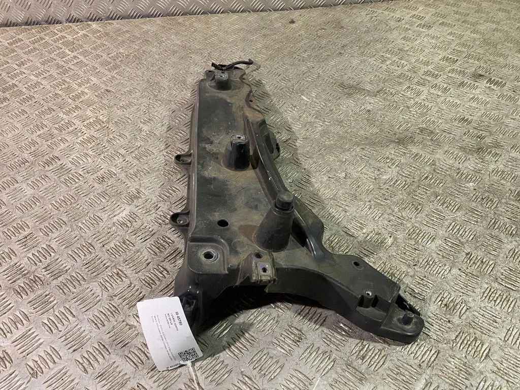 Fender mounting bracket 31391778