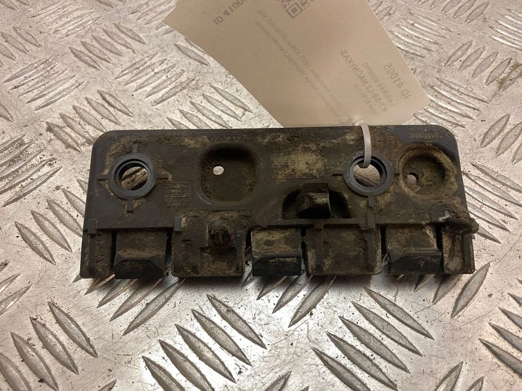 Fender mounting bracket 31378134