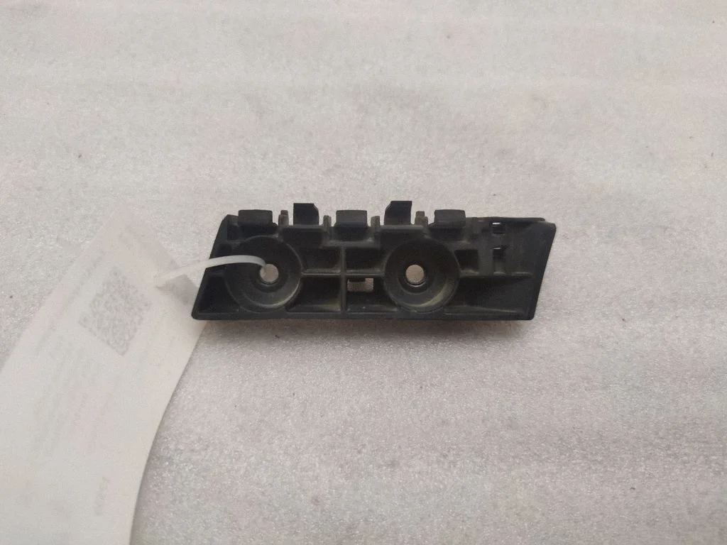 Fender mounting bracket FR3B17D959AC