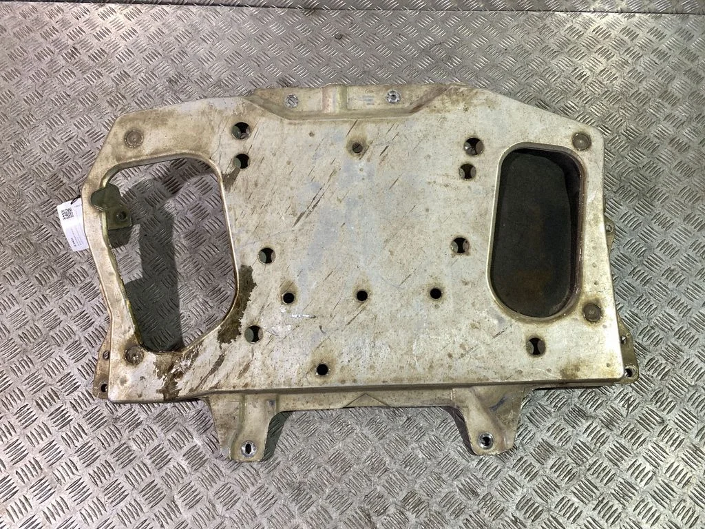 Engine splash shield/under tray PLA7E063C