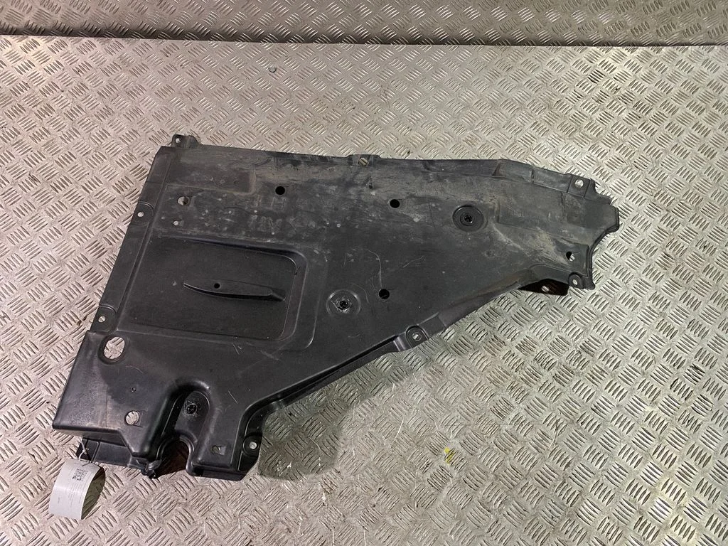 Center/middle under tray cover – Lexus RX 450H (2016-)