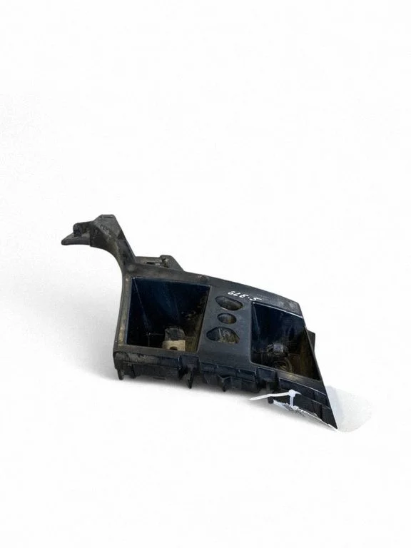 Rear bumper mounting bracket A1668805703