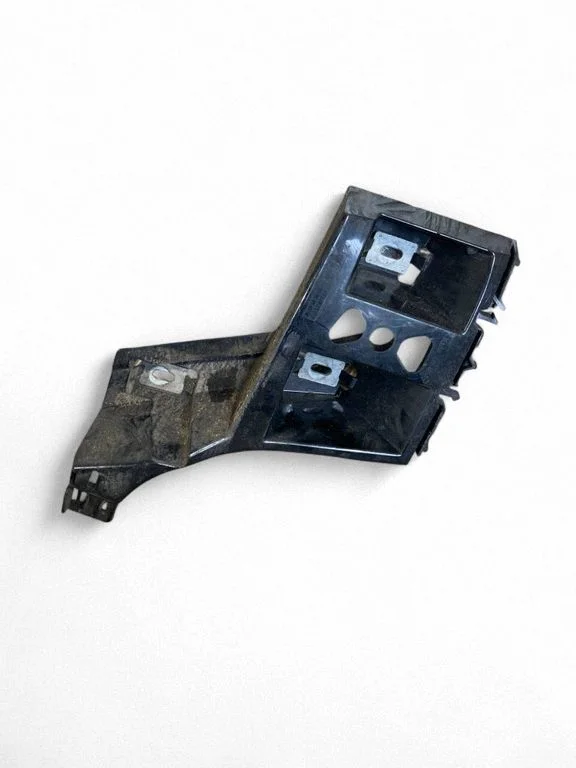 Rear bumper mounting bracket A1668805703