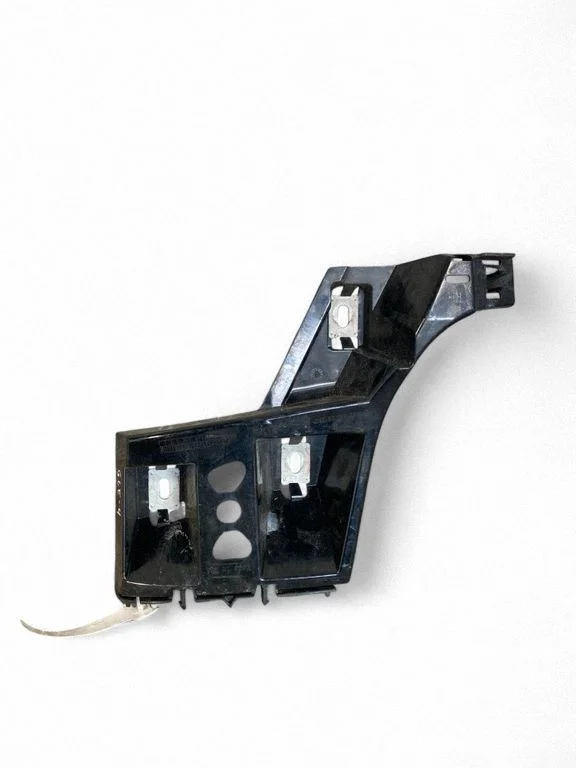 Rear bumper mounting bracket A1668805803