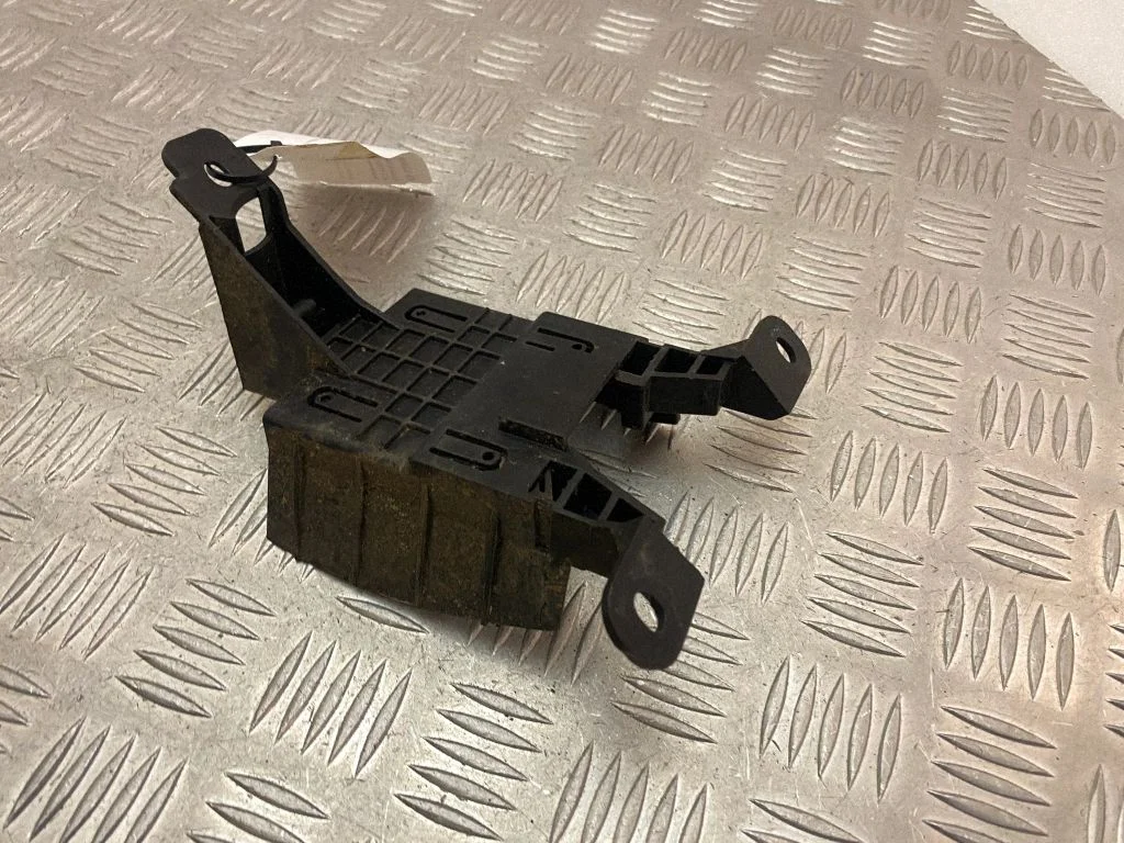 Rear bumper mounting bracket 5NA907455A