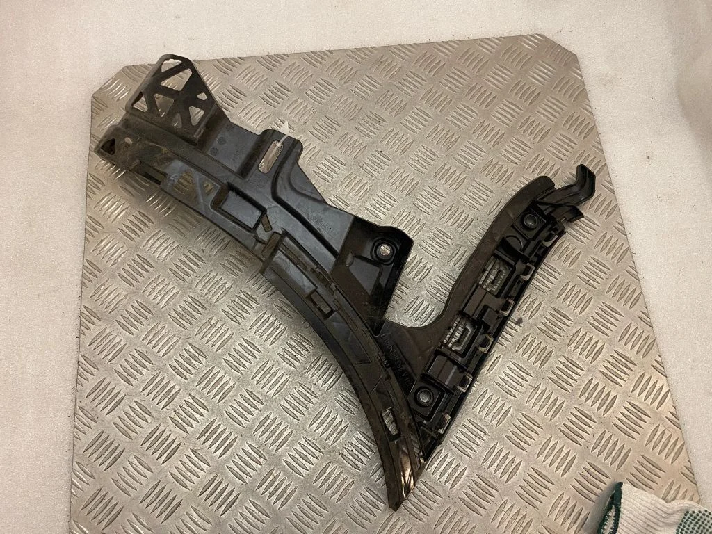 Rear bumper mounting bracket A2538850221