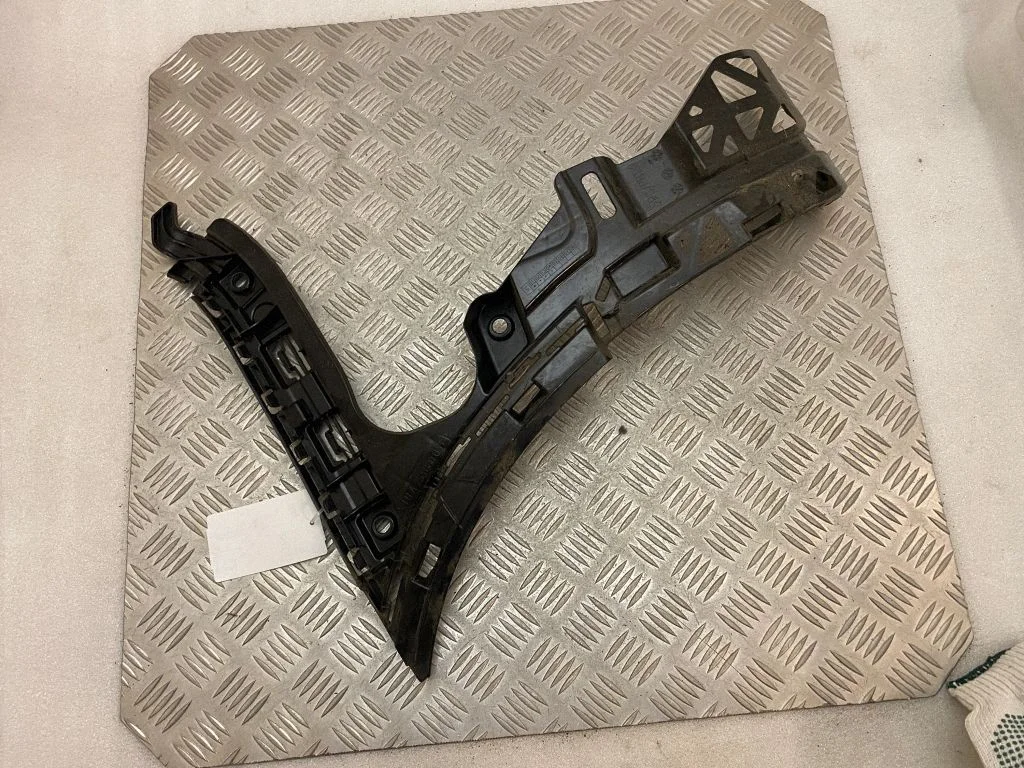 Rear bumper mounting bracket A2538800512