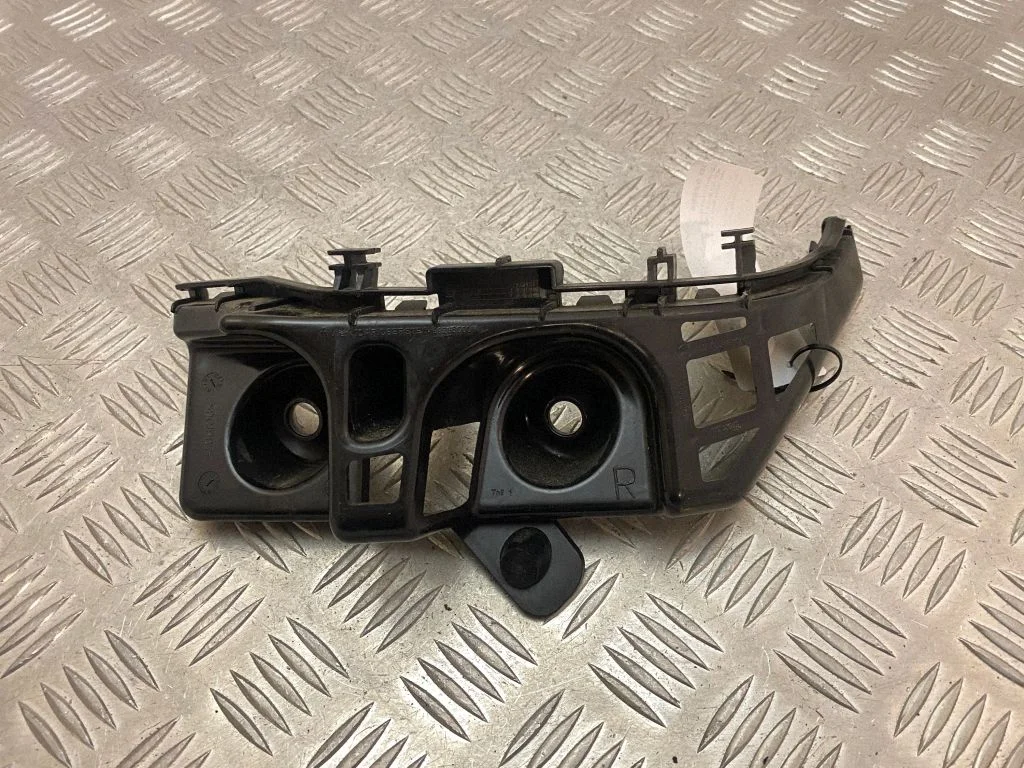Rear bumper mounting bracket A1568850265