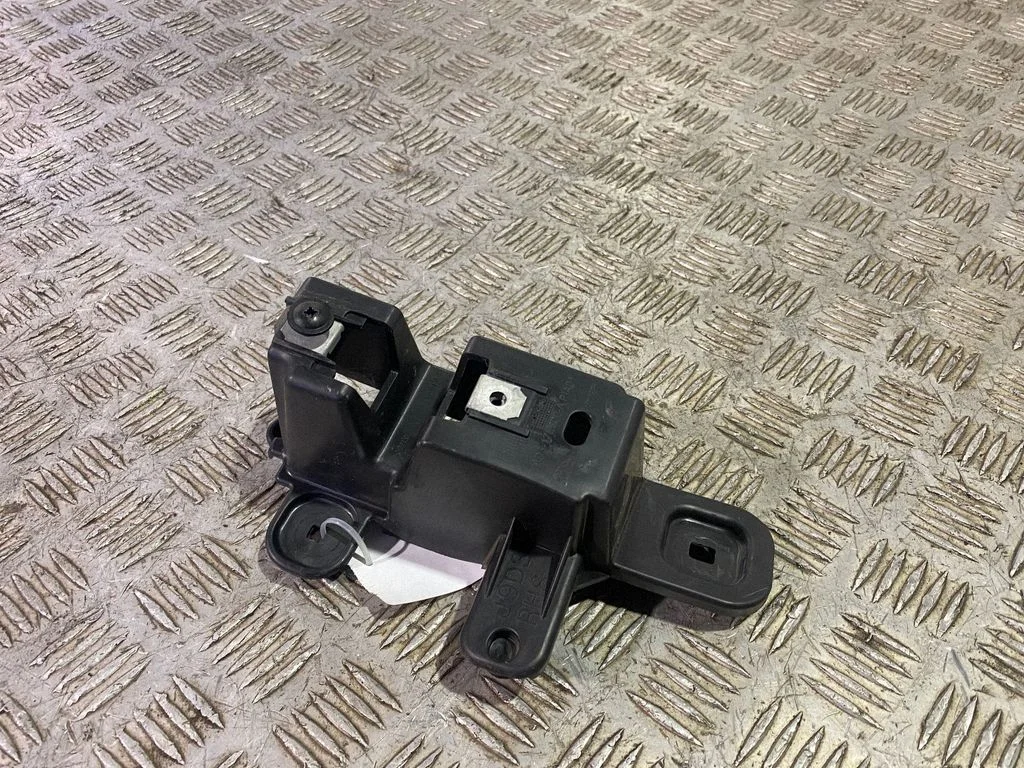 Rear bumper mounting bracket J9D317E800A