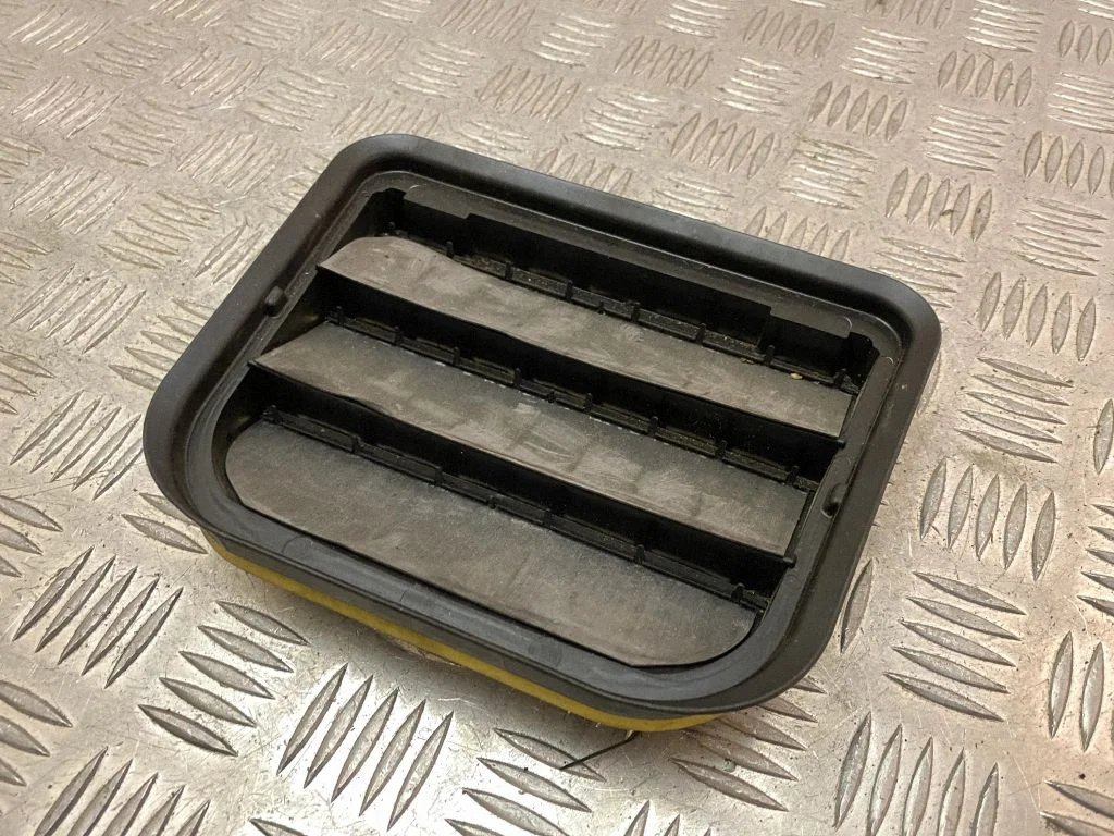 Quarter panel pressure vent 31369380