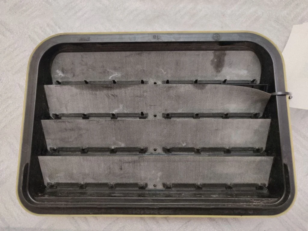 Quarter panel pressure vent 7PP819181A