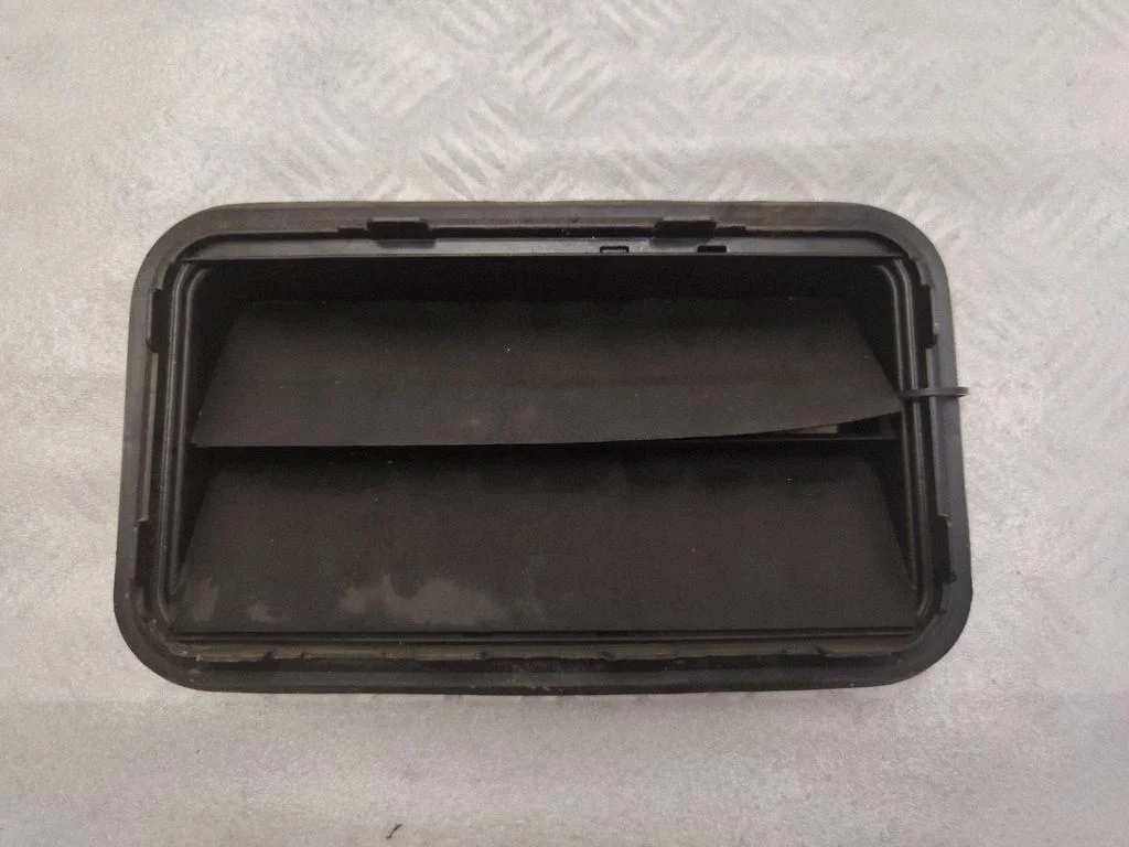 Quarter panel pressure vent 6294012170