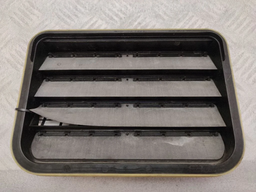 Quarter panel pressure vent 7PP819181A