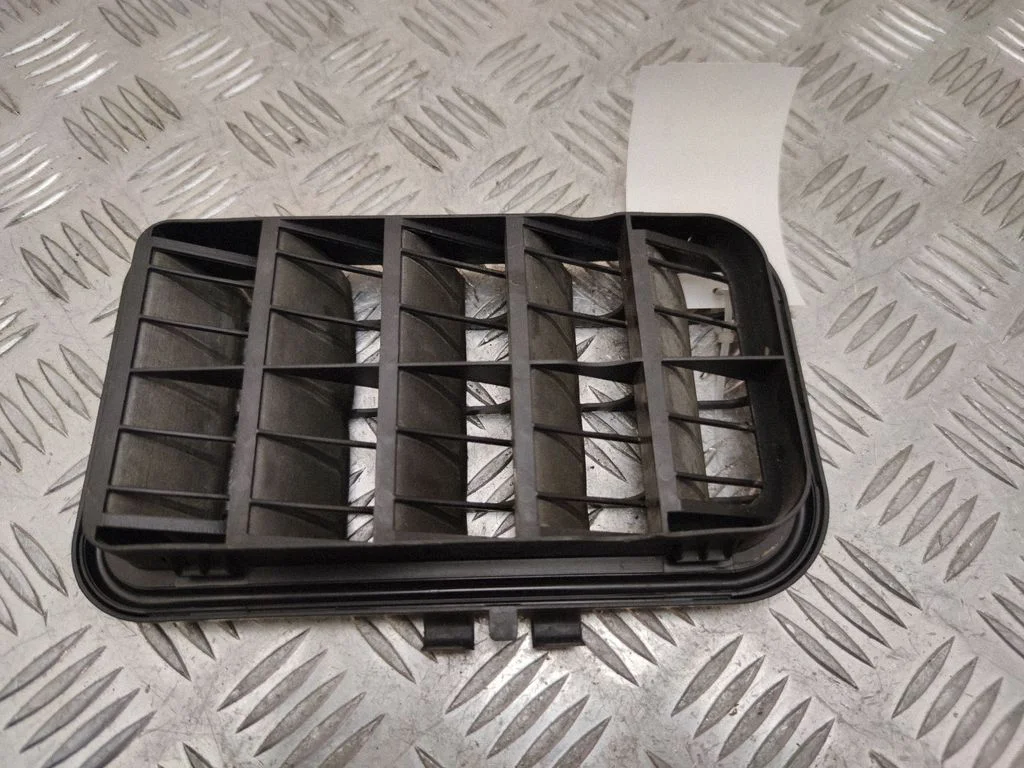 Quarter panel pressure vent 4E0819181C