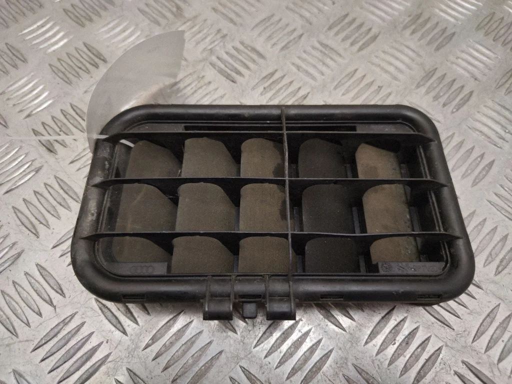 Quarter panel pressure vent 4E0819181C