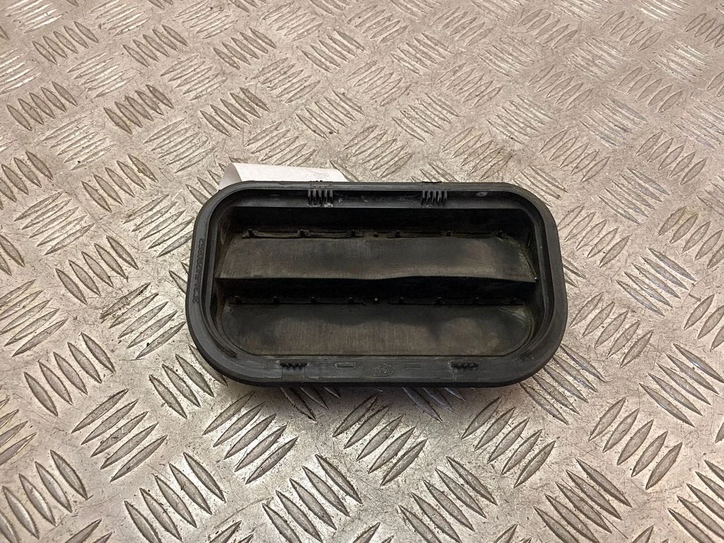 Quarter panel pressure vent 3C3A54280B62