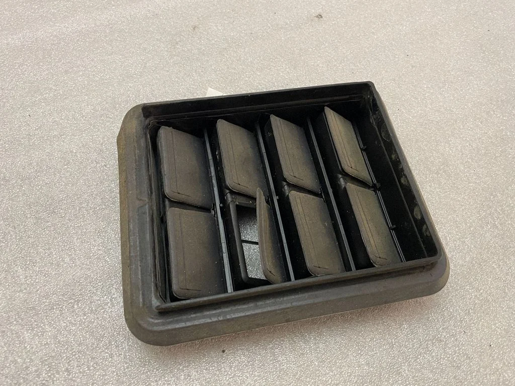 Quarter panel pressure vent 68260545AA