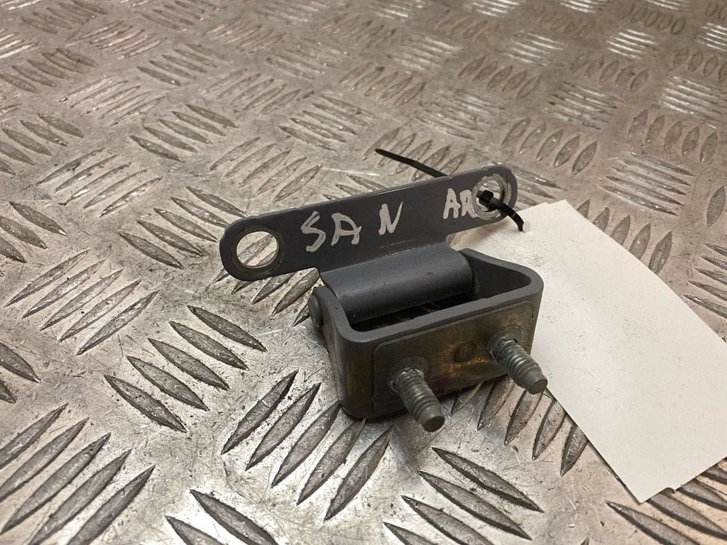 Tailgate/trunk/boot hinge