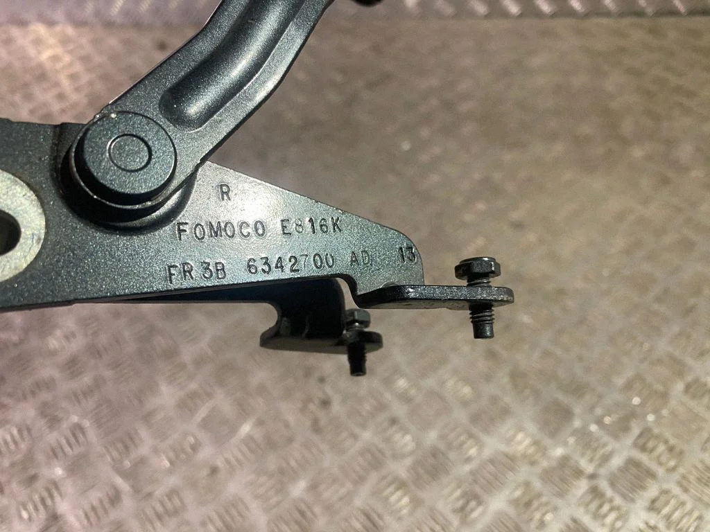 Tailgate/trunk/boot hinge FR3B6342700AD