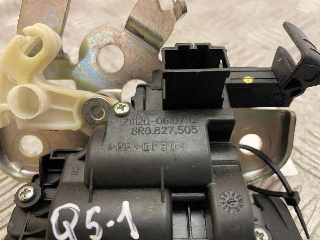 Tailgate/trunk/boot lock/catch/latch 8R0827505