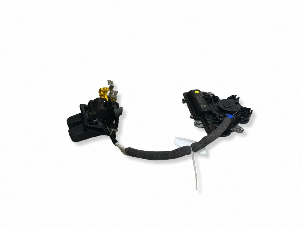 Aizmugurējā vāka piesaistes motors 4M0827887B