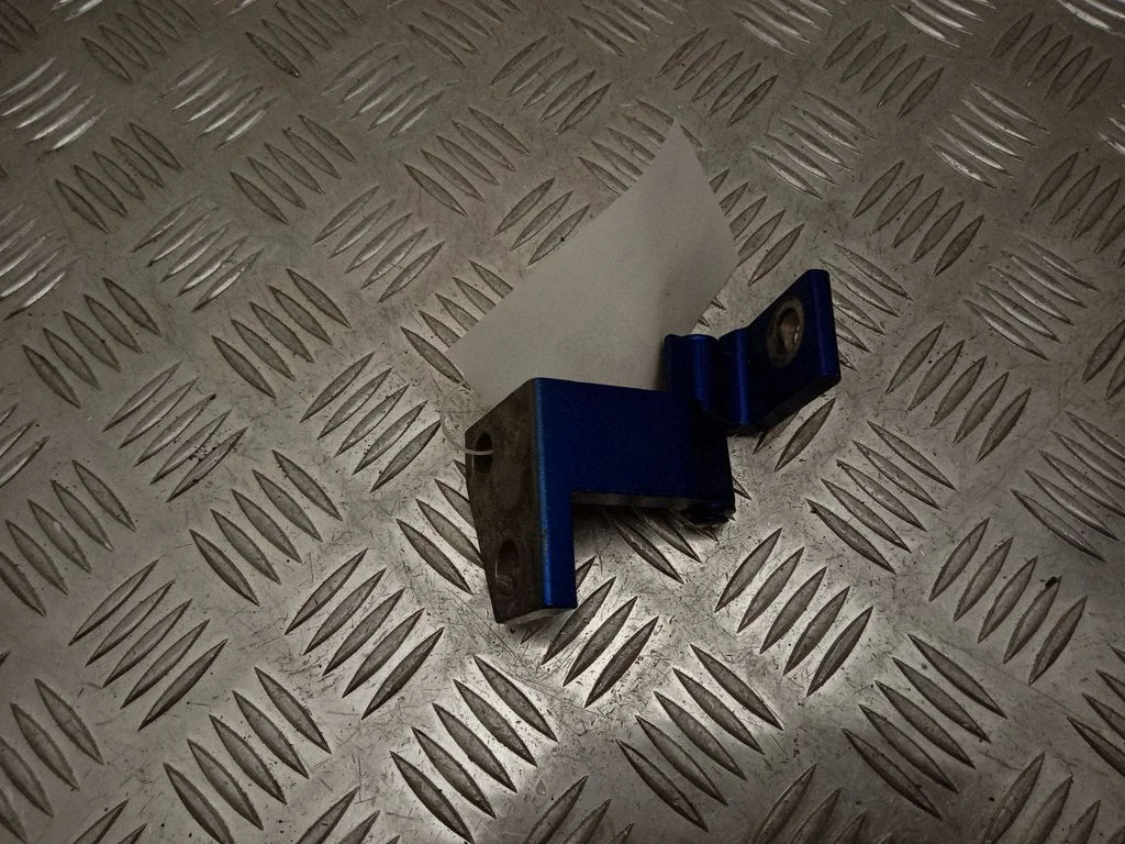 Front door lower hinge – right
