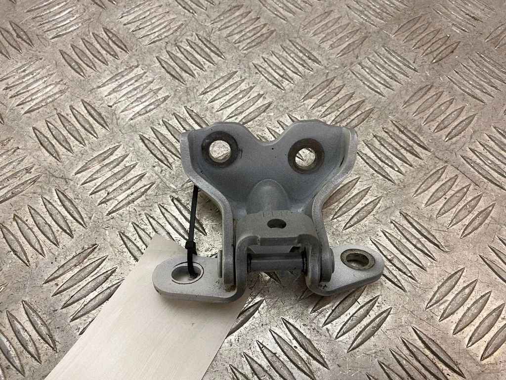 Front door lower hinge – Hyundai Tucson TL (2015-)