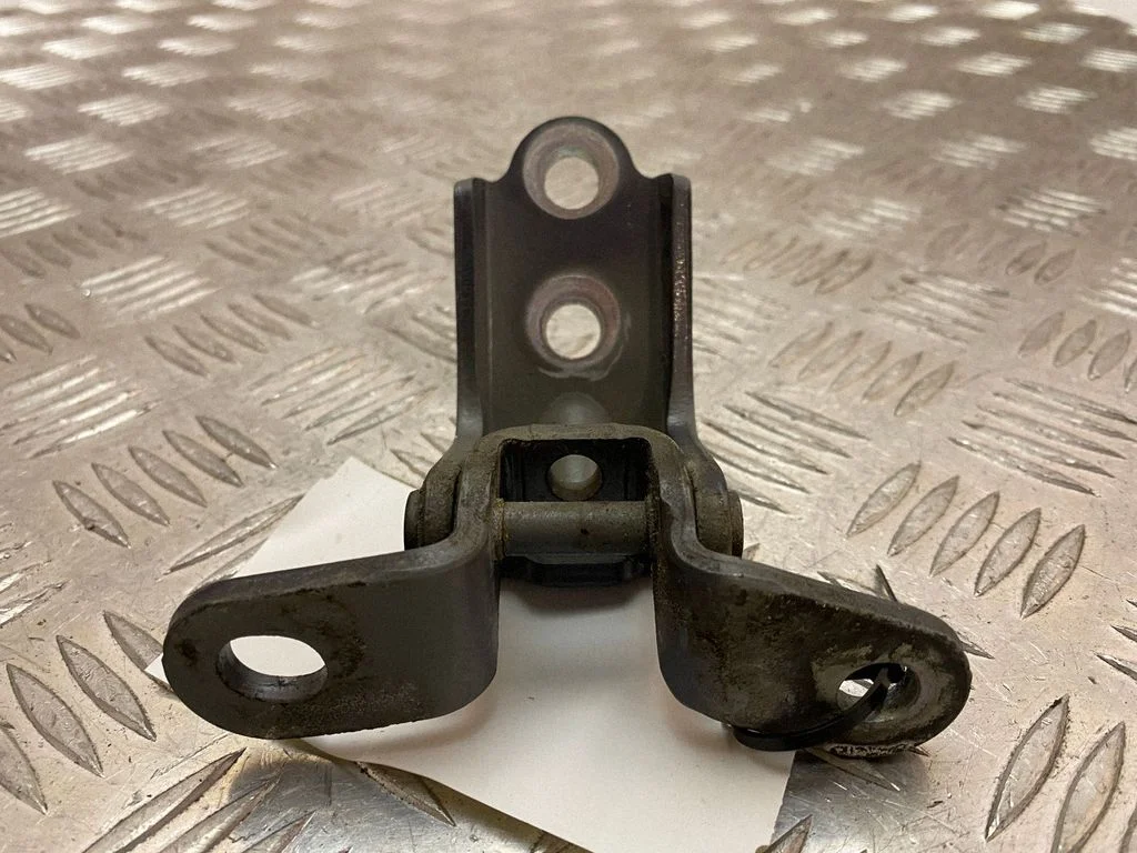 Front door lower hinge – right