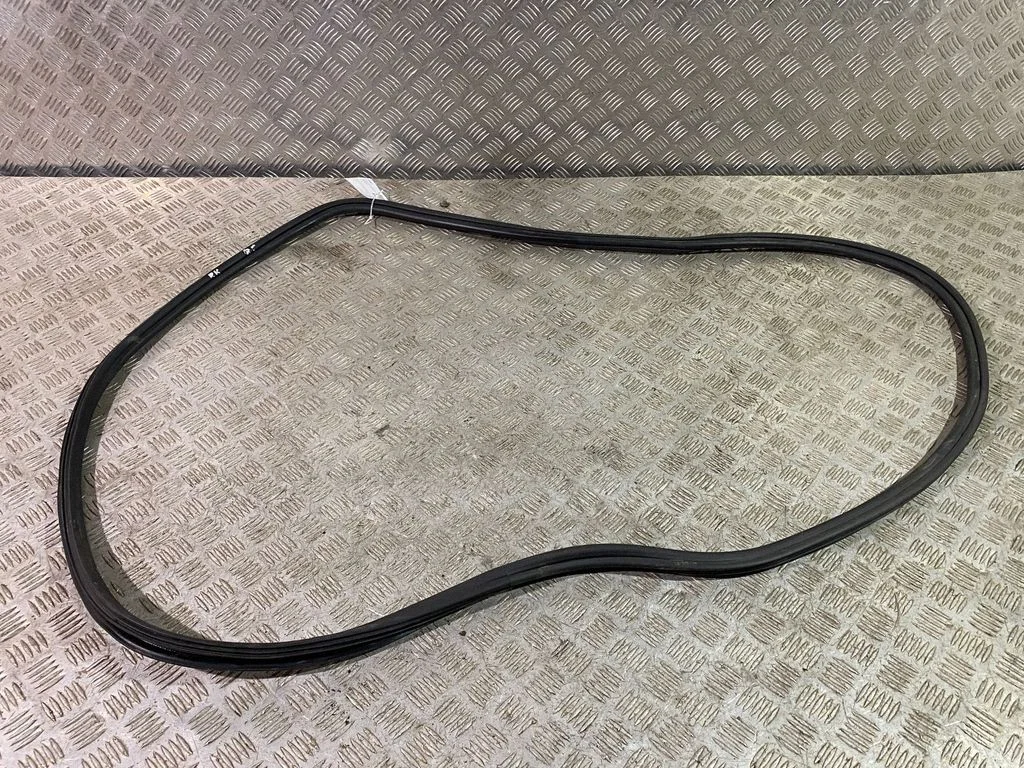 Front door rubber seal – left