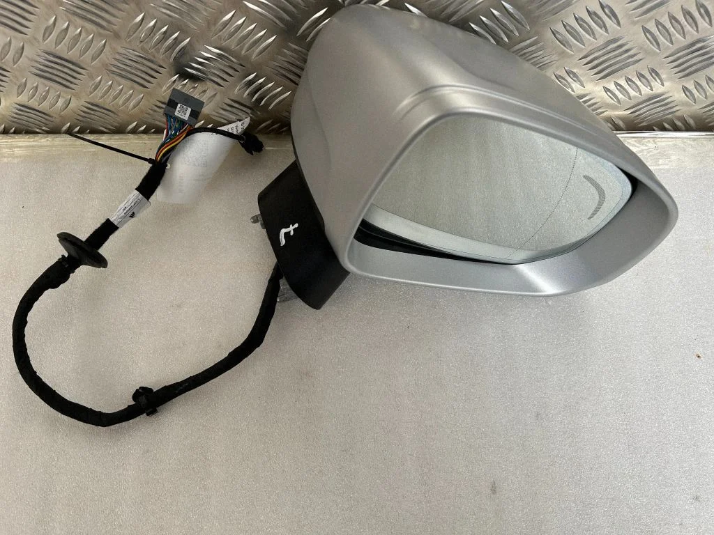 Spogulis (elektriski regulējams) – kreisā