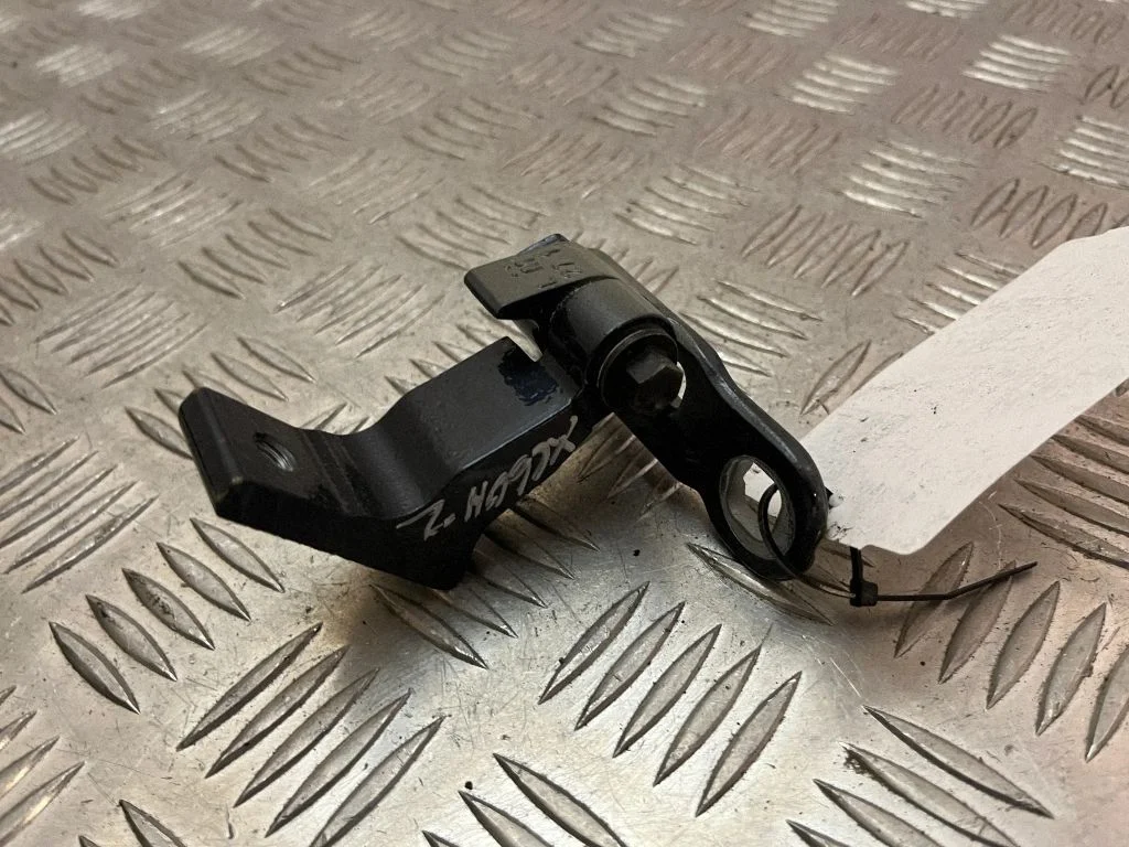 Rear door upper hinge 31424455