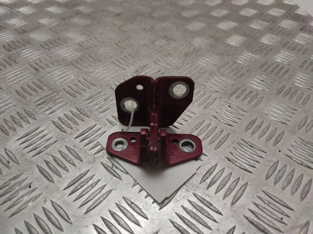 Aizmugurējā augšējā eņģe – labā