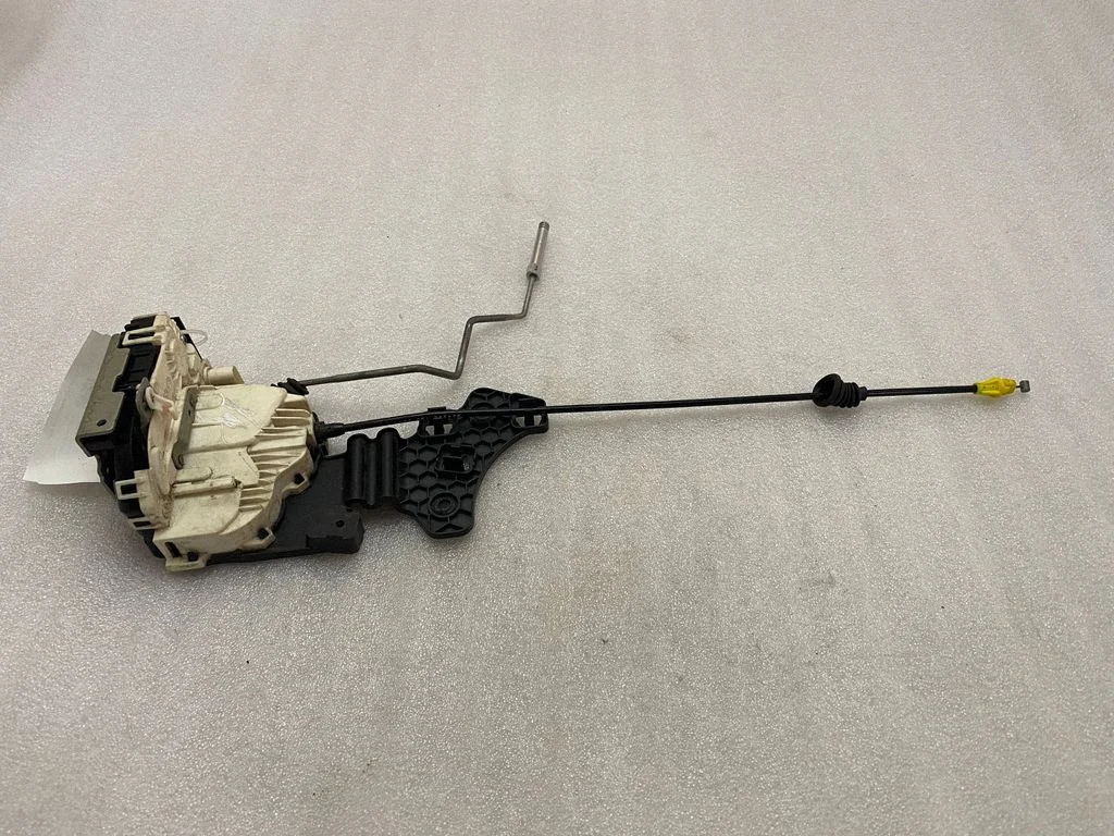 Aizmugurējo durvju slēdzene P04589922AF