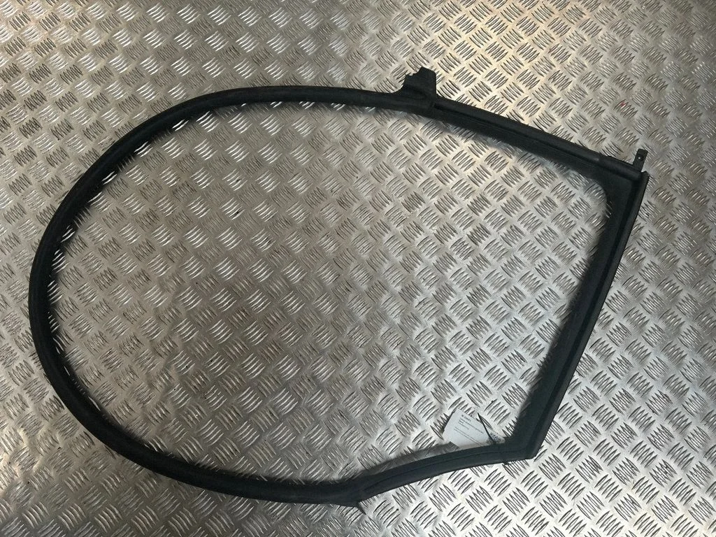 Rear door rubber seal (on body) – left