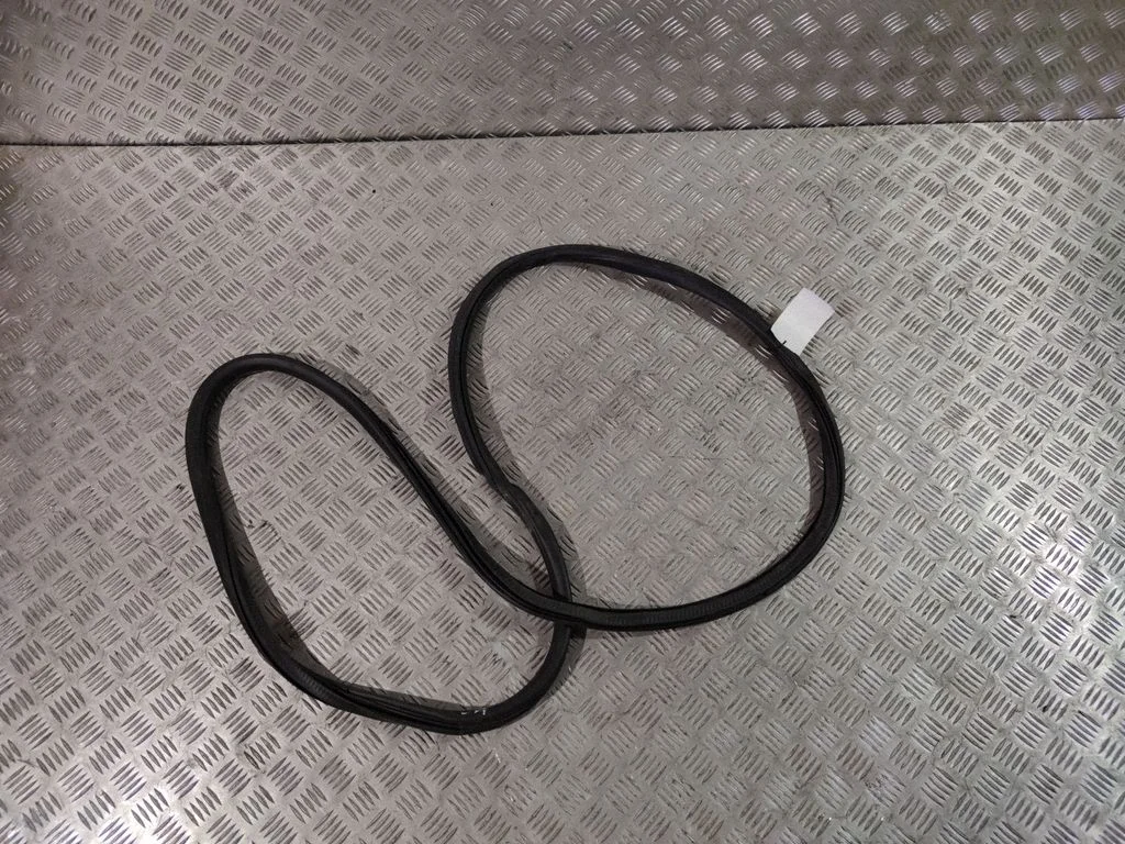 Rear door rubber seal (on body) 7P0867367H