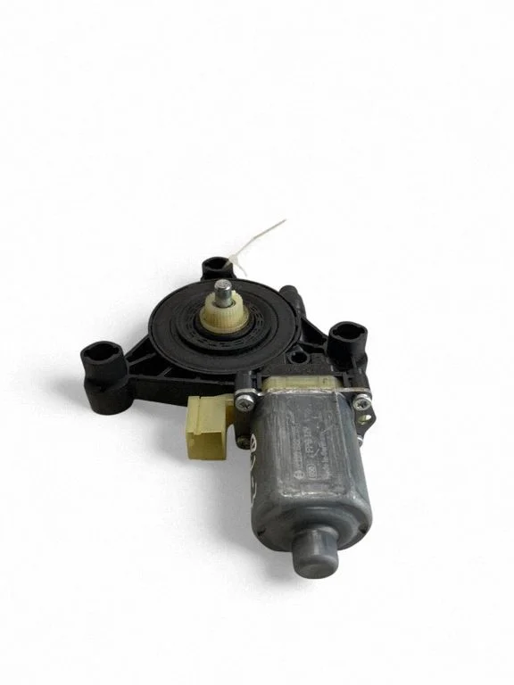 Tagaukse aknatõstuki mootor 8W0959801