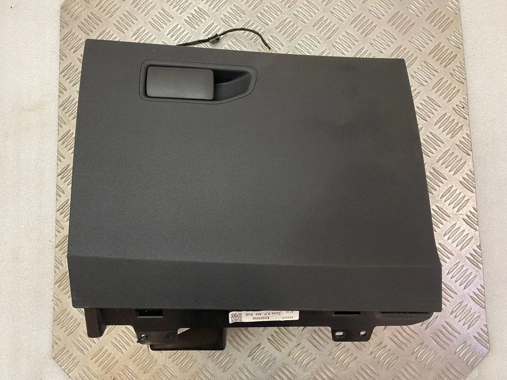 Glove box E0323036