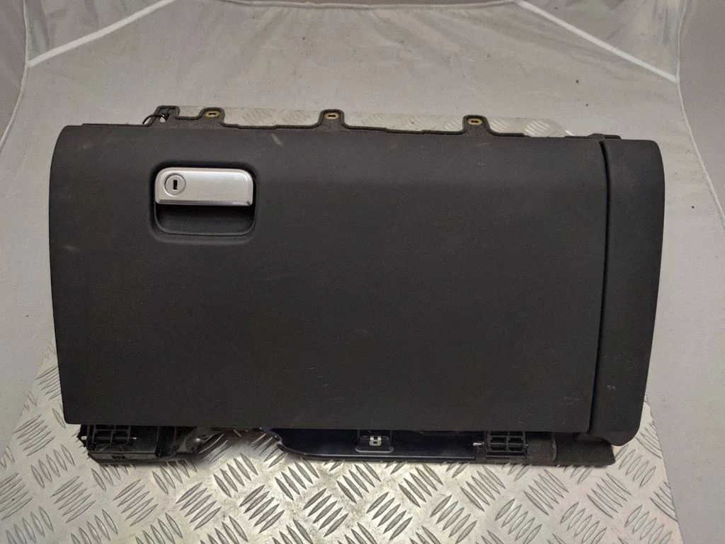 Glove box 7P5857095AB