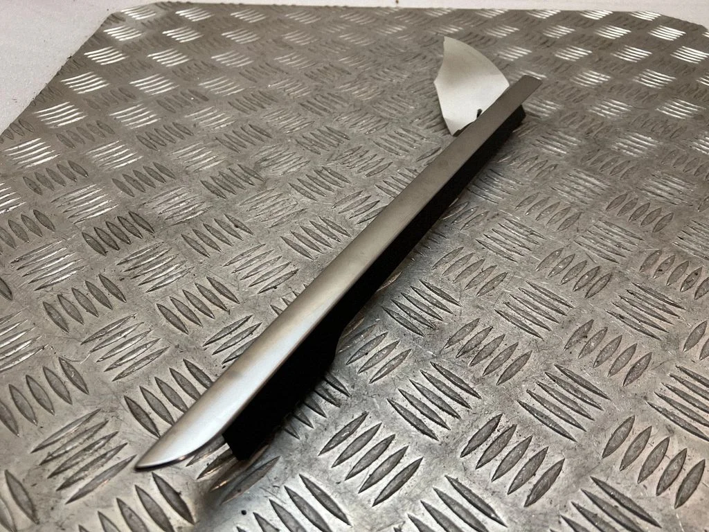 Dashboard glove box trim 9829578677